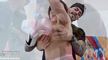 Ωραία! Η καυτή μποξέρ Hannah Jones γαμάει τον προπονητή και φίλους με σκληρό DAP μετά την προπόνηση