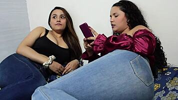 Hé, je baise le mari de ma pote sous la douche pendant qu'elle est là... ces gros culs gros seins sont folles !