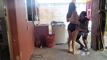 Minha Esposa Saiu e a Empregada Não Resistiu Meu Pau Ereto