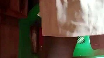 Lokal kenyansk shemale med enorm kuk kommer solo