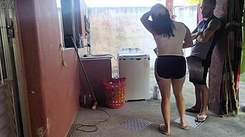 Minha Esposa Saiu e a Empregada Não Resistiu Meu Pau Ereto