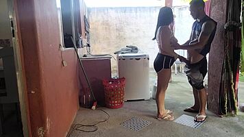 Minha Esposa Saiu e a Empregada Não Resistiu Meu Pau Ereto