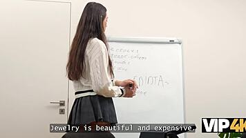 Schöne Europäerin erlebt erstes Office-Gloryhole-Interview