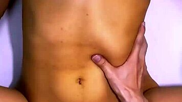 El padrastro y la mejor amiga compartieron travesuras en la cocina