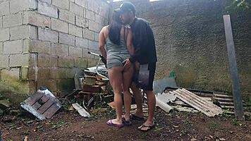 Comendo garota gostosa nos fundos do sítio na festa.