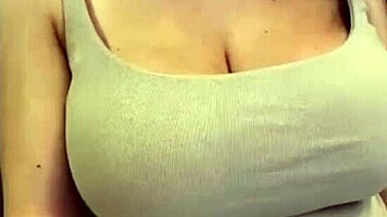 מילף סקסית מתפשטת בעצמה