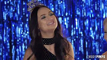 Chatting with all-natural latina beauty eliza ibarra in an exclusive backstage interview 😊