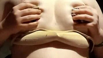 Lille 18+ luder driller med store naturlige patter i POV