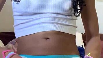 Právě dospělá drobná 18+ teenka exhibuje a hraje s hračkami