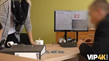 Vip4k Dulce Nena Da Mariquita Para Perforar A Un Agente De Préstamos Travieso