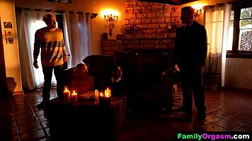 Familyorgasm : emo goth et sa pote invoquent beaux-pères pour orgie