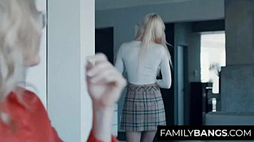 Servicial Teen Surprises Mommy With Fuck