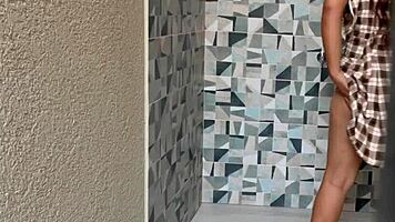 Encuentro a mi hijastra con su uniforme escolar sacudiendo su enorme culo en la ducha y no me aguanta las ganas de frotar y clavar mi verga en su coño hasta eyacular