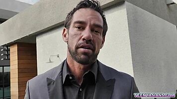 Sićušna azijatka 18+ Elle Venoa dobija strapon trojku kaznu od komšija Diamond Banks i Johnny Castle