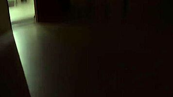 في المكتب، فتاة جميلة 18+ تحصل على أورغازمات متعددة وهو يزني كسها المحلوق في الهواء الطلق