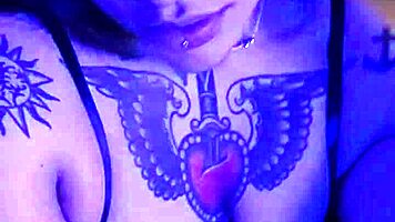 Wah, saya obses dengan wanita bertatu Brazil fetish ini, tetek semula jadi dia lah!