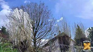 Katerina Petite 18+ liebt Gruppensex mit großen Naturtitten