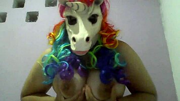 adoro ficar de quatro esperando um pau entrar na minha buceta virgem