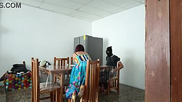 Αμαρτωλή υπηρέτρια ανοίγει το καυτό της μουνί!