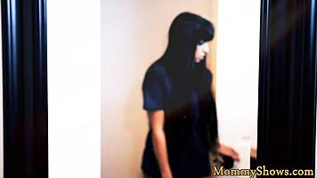 Hej styvmamma, vill visa mig hur du njuter med de stora tuttarna?