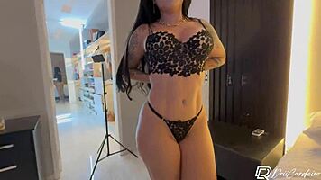 Sentei gostoso no pau do safado que me fodeu no pelo e gozou na minha bucetinha. Ele me encheu de creampie na buceta grande.