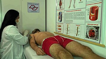 Enfermera excitada con erección del paciente