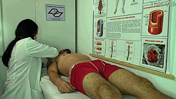 Enfermera excitada con erección del paciente