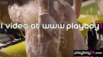 Skumtäckt ebony milf Misty Stone tvättar bil naken med liten ung tjej i snö