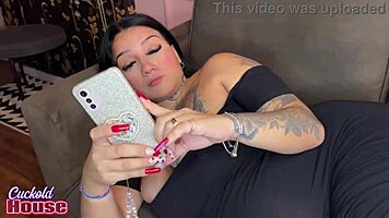 Essa gordinha casada adora trepar com vários na frente do marido corno. Que safadeza!