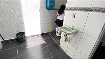 sorprendo hijastra lavando calzones y follo su estrecho coño hasta correrme
