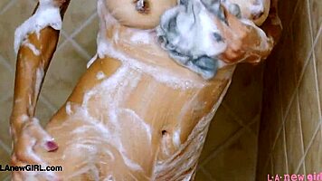 واو، الفتاة الجارة الموديل توش بعد التصوير! 🚿