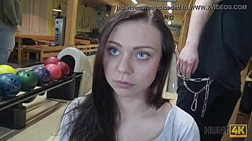 โชคดีตั้งฉากเย็ดปิกอัพป่าเถื่อนในที่สาธารณะที่ลานโบว์ลิ่งเช็ก