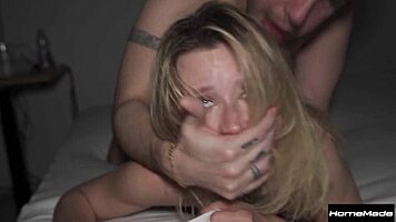 אני מתחלף בזיין את בובת הסקס האנושית הזו חזק