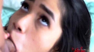 جيفة بثدي كبير تمص زب خادمها في الحفلة وتترجاه على لبنه