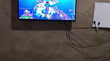 Fui Jogar Videogame Ele Nao Se Aguentou De Tesao Me Chupou E Gozou Gostoso