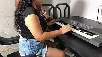 curvy young woman keyboard lessons