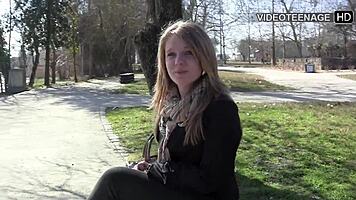 Blonde Teen Jess versucht erstes Porn Casting in Dessous