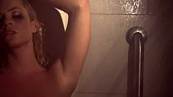 सेक्सी ब्लॉन्ड बेब डाहलिया शॉवर में इंटेंस पैशन से मस्तरबेट करती है