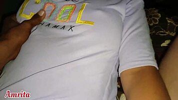 jag kan inte tro att min styvsyster och jag blev vilda i badrummet, desi indisk dubbelaction med vänner!