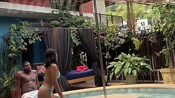 Gostosa Asiática Fodendo na Piscina da Pousada com Negão Pirocudo no Pelo