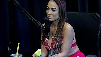Belinha Baracho comments on content creators who love provoking swing houses and bad recordings in sheer red lingerie.