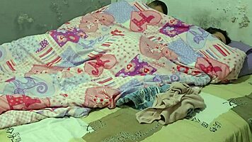 Meu Meio-Irmão Tímido Se Masturba Assistindo Vídeos XXX E Eu Mostro Como É Foder Uma Mulher De Verdade