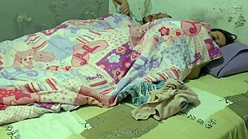 Meu Meio-Irmão Tímido Se Masturba Assistindo Vídeos XXX E Eu Mostro Como É Foder Uma Mulher De Verdade