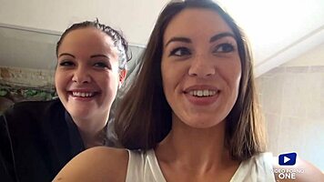 séance lesbienne dans la baignoire avec tiffany et dolly