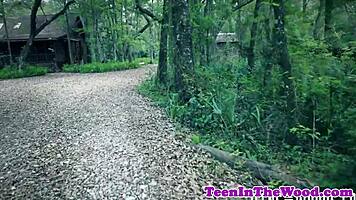 Teen 18+ chiede, pronta per un pompino rude profondo e una sborrata in faccia?