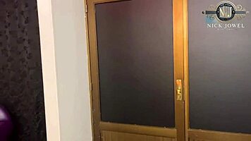 Wycofał się z cipki macochy i spuścił w usta dziewczyny