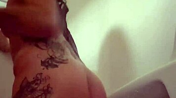 emy angel prend une bonne douche