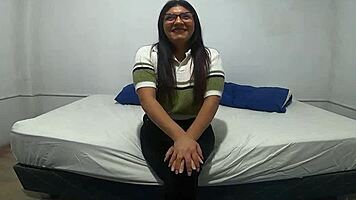 oh dios esta jovencita es hermosa y viene a follar conmigo 😍