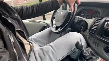 Nemohol som uveriť divokému sexu s vodičom autobusu hlboko v lese