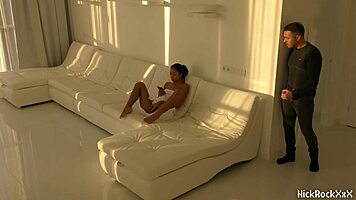 ब्लैक एशियन टीं 18+ सफेद कमरे में रेड कॉक पर सवार होती